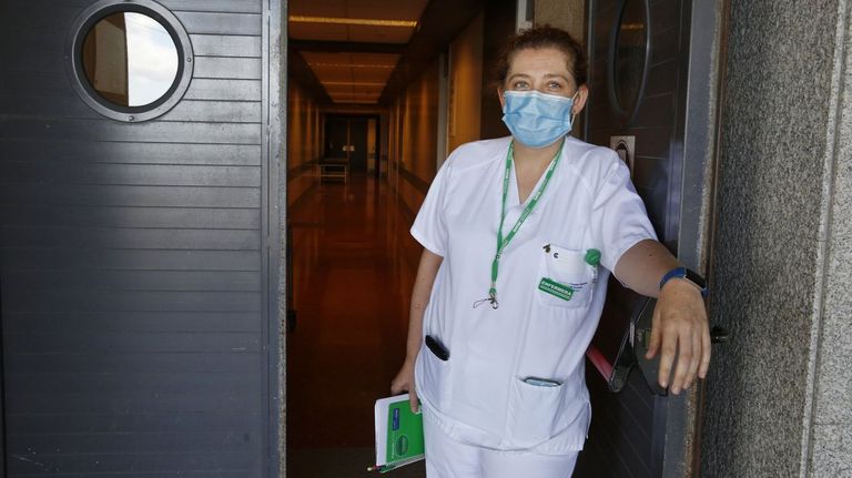 Enfermeras eventuales recogen firmas en el área de Pontevedra para que se revise la eliminación de los puntos covid