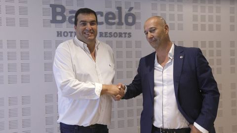 El apretón de manos del acuerdo entre Camilo Álvarez y Pedro Fernández