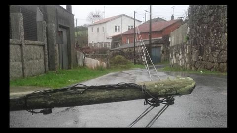 Postes del tendido elctrico por el temporal en Padn, Pontevedra