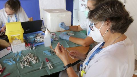 Enfermeras preparando dosis de vacuna contra el covid