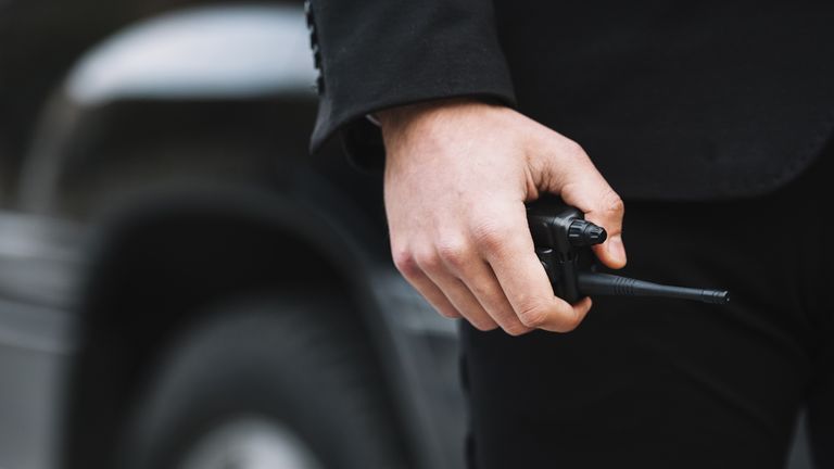 Tres vigilantes de seguridad logran que su empresa les pague 1.255 horas extra, un total de 11.329 euros