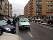 La conductora del autom�vil, hablando con un polic�a de Cambre