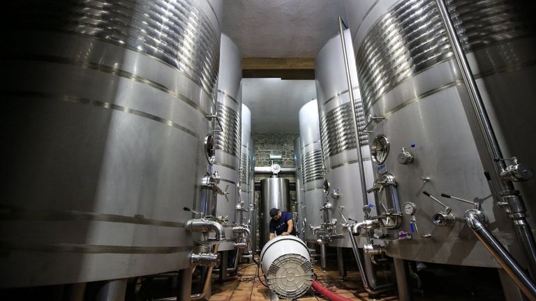 Puertas y ventanas abiertas para evitar el tufo del vino en las pequeñas bodegas gallegas