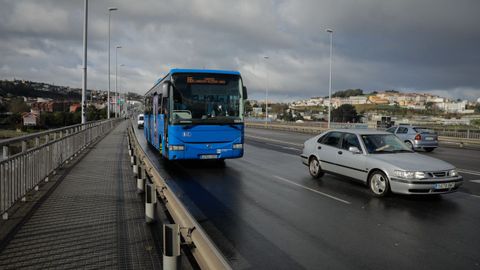 Bus interurbano cruzando el puente de A Pasaxe, A Coruña. 