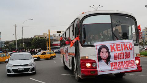 Seguidores del expresidente Alberto Fujimori y de su hija Keiko Fujimori participan en una movilización 