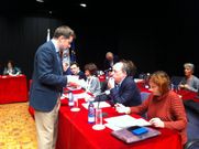 Jacobo Moreira (de pie) dialog� con Ant�n Louro en los proleg�menos del pleno