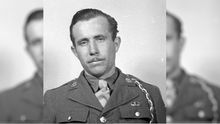 Juan Chouza, con el uniforme de servicio de la FSSF. En aquel momento todava era soldado raso (lleg a sargento), aunque ya estaba cualificado como paracaidista, tal y como reflejan las alas estampadas en su bolsillo izquierdo.