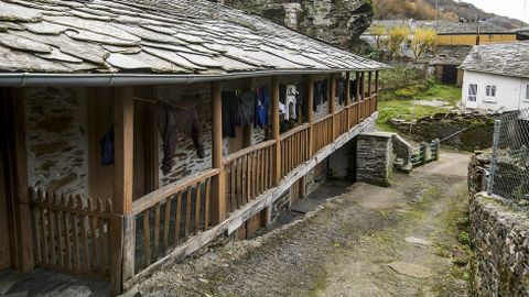 Numerosas viviendas poseen llamativos balcones de madera