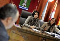 La alcaldesa, Zaira Rodrguez, Mira al independiente, Ramn Vigo, durante un debate.