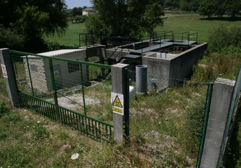 Las nuevas instalaciones est�n en la parroquia de San Fiz y, una vez que est�n operativas, dejar� de funcionar el dep�sito y depuradora de Os Remedios, propiedad e Cementos Cosmos y que abastec�a al n�cleo sarriano de Oural. 