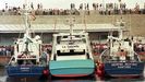 Cientos de boniteros espaoles se rebelaron contra las redes de enmalle a la deriva en julio de 1994, cuando llevaron a Burela al volantero francs Le Gabrielle