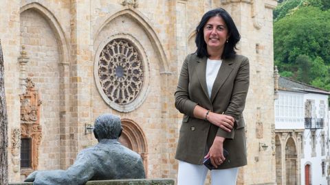 Elena Candia, na Praza Maior de Mondoñedo, xunto á estatua de Cunqueiro.