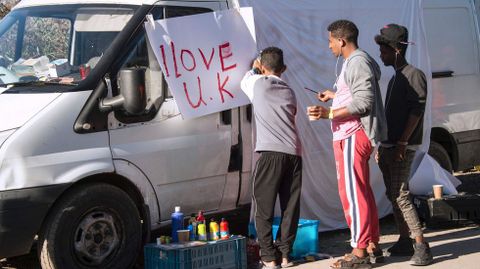 Imgenes como esta, de la desmantelada Jungla de Calais, en Francia, ponen a prueba la tolerancia de los europeos hacia los inmigrantes y refugiados que buscan una vida mejor