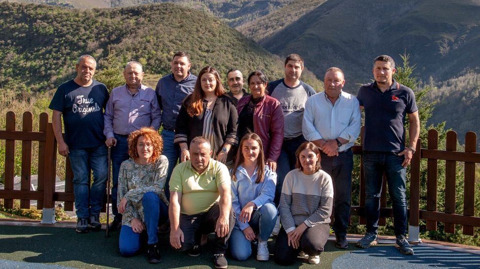Lola Castro, de pie a la izquierda, posa con sus compaeros de lista