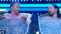 Pabo Motos se someti� a un ba�o de hielo junto al DJ Steve Aoki.