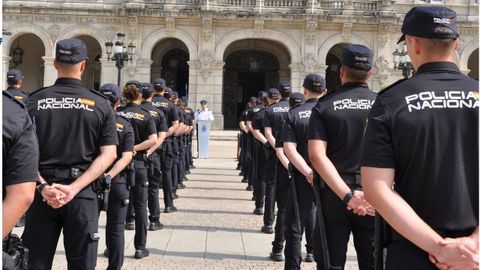 La Policía Nacional de A Coruña da la bienvenida a 16 agentes en prácticas