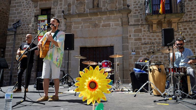Plasencia convierte sus calles en un homenaje colectivo con flores amarillas al legado de Robe Iniesta