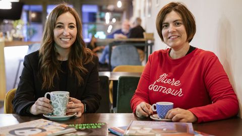 Nuria y Ana, en el gastrobar Toxo, donde tuvo lugar la última Merienda Pedagógica