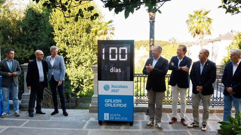 Un reloj en la Oficina del Peregrino marca ya la cuenta atrás para el Xacobeo 2027