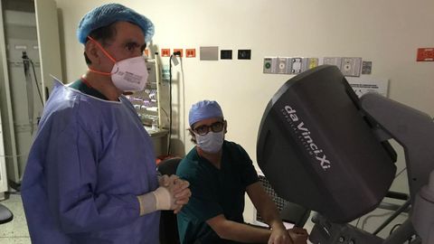 Diego González Rivas con el robot Da Vinci