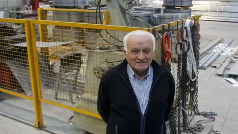 Manuel, na nave do polígono de Vidreiro que montou a empresa hai xa doce anos