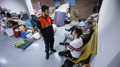 Voluntarios en el pabellón de Panxón donde ofrecen agua y comida a las personas afectadas. 