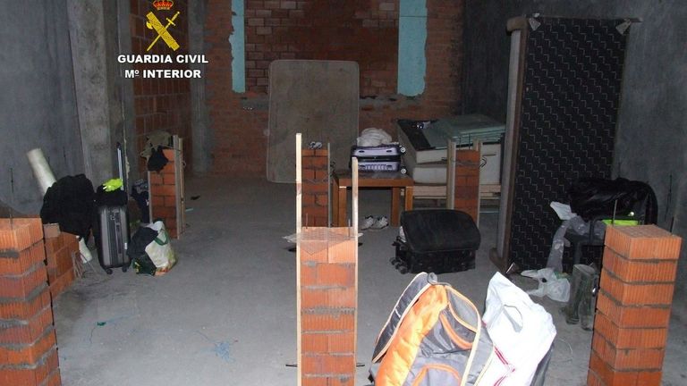 Rescatan a cuatro obreros simpapeles que construían apartamentos turísticos en O Porriño y trabajaban 12 horas al día sin cobrar