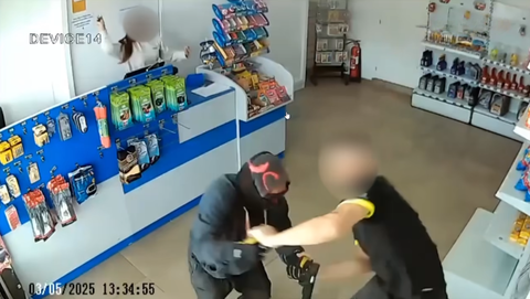 Momento del atraco frustrado en la estacin de servicio de guilas captado por una cmara de seguridad.