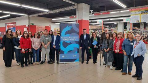 El director xeral de Comercio e Consumo, Gabriel Aln, con Ramn Sestayo, miembro de la junta directiva de Cermi, el director de personal de Eroski-Vegalsa, Francisco Duarte, junto con los trabajadores de un supermercado Eroski de Ourense, que recibieron formacin sobre compra asistida.