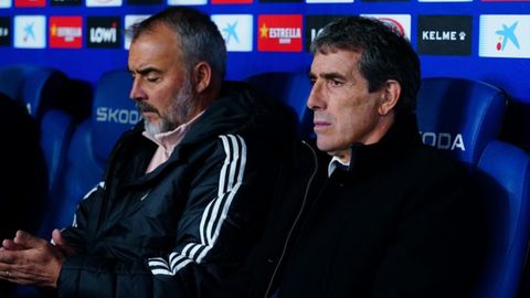 Darwin Quintana y Guillermo Almada, en el banquillo del RCDE Stadium