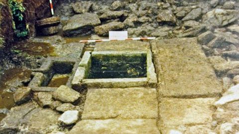 En el pasado reciente. Explica Montenegro que en 1989 la Xunta promovió su estudio a través de una excavación arqueológica. De la fuente sólo desmontaron los muretes. Los materiales asociados a ella fueron datados en el siglo I, coincidente con el momento de abandono del castro.