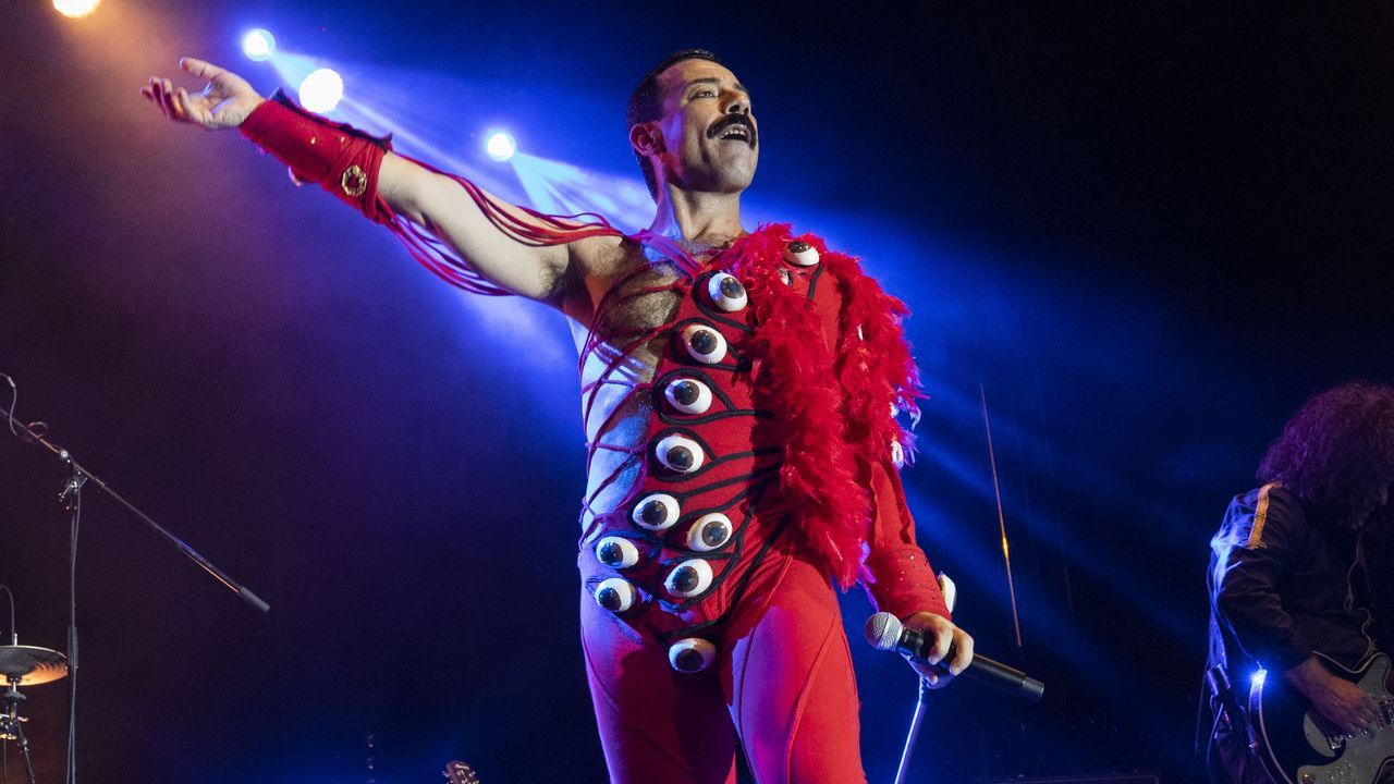 Andrs Balado y el tributo a Queen en Malpica, en imgenes!.La entrega del pblico fue clave en el Festival de la Luzdel ao pasado.