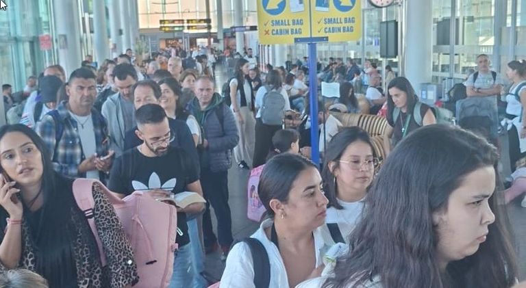 Una trifulca entre pasajeras por no cambiar sus asientos y una avería en una válvula retrasan un vuelo de Santiago a Alicante 9 horas