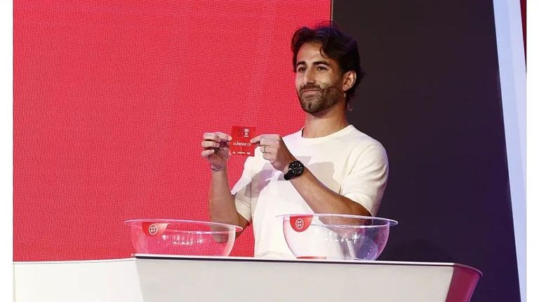 Ángel Sánchez, héroe de la elimiantoria ante el Dépor, muestra la papeleta del Ourense CF en el sorteo de dieciseisavos de final