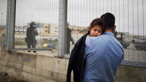 Un padres y su hija son devueltos a Marruecos por las autoridades españolas en la frontera entre Ceuta y Fnideq este martes tras la avalancha de inmigrantes