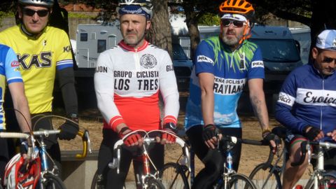 Participantes de la Clasicona, la marcha cicloturista no competitiva que se celebra en Gijn y en la que se homenajea al ciclismo clsico 
