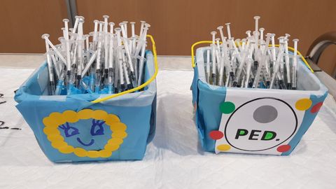 Cubos para las jeringuillas de la vacunacin infantil decorados por las enfermeras del Ifevi de Vigo