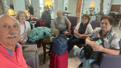 Los cinco coru�eses atrapados en un hotel de Bangkok.