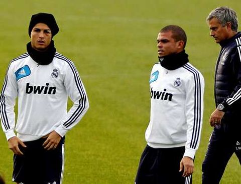 Cristiano Ronaldo, a la izquierda, durante el entrenamiento de ayer junto a Pepe y Mourinho.