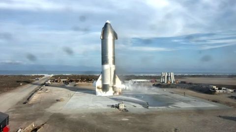 Captura del vdeo en el que se ve al cohete de SpaceX que explot tras una prueba de lanzamiento