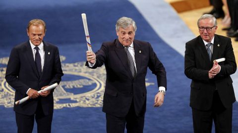 El presidente del Parlamento Europeo, Antonio Tajani (c), el presidente de la Comisin Europea (CE), Jean-Claude Juncker (d), y el presidente del Consejo Europeo, Donald Tusk (i), tras recoger el Premio Princesa de Asturias 2017 de la Concordia otorgado a la Unin Europea