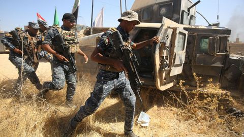 Los miembros de las fuerzas iraques, respaldados por las unidades de movilizacin popular Hashed al-Shaabi, avanzan a travs del distrito de al-Wahda de Tal Afar durante una operacin para recuperar la ciudad iraqu del ISIS