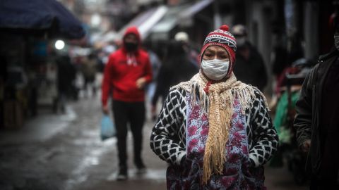 Una mujer argentina usa mascarilla en un barrio de Buenos Aires