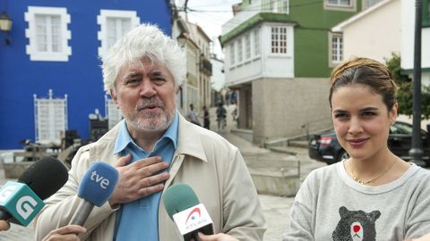 Pedro Almodvar y Adriana Ugarte durante el rodaje de Julieta en Redes.