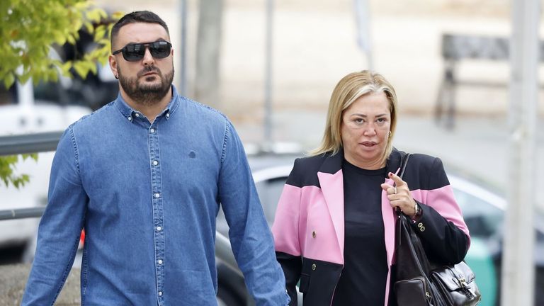Tenso reencuentro entre Belén Esteban y Toño Sanchís en los juzgados