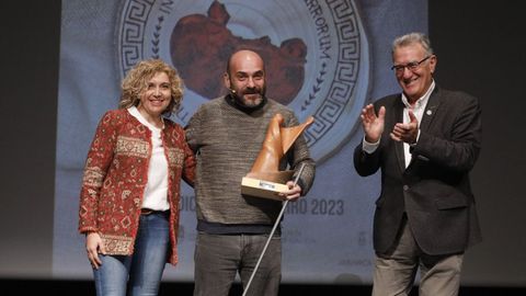 El actor y monologuista Fede Pérez, con el alcalde, Alfredo García, y la concejala Margarita Pizcueta.