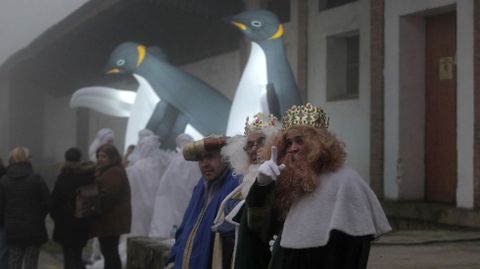 Melchor, Gaspar y un paje, a la espera de que comenzase el desfile en Monforte