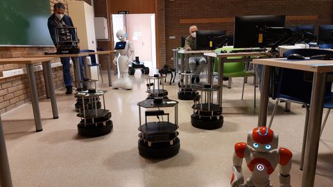 En las aulas donde se dan las clases del grado hay robots que usan los estudiantes