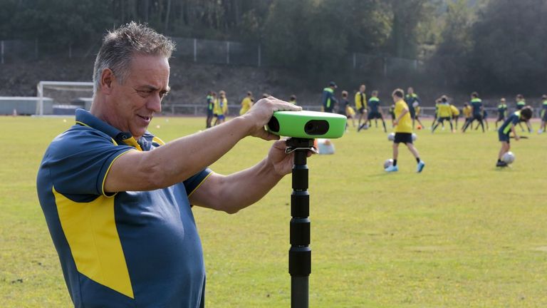 Ángel Cardalda, coordinador do Vilagarcía SD, coa cámara comprada polo club para gravar os partidos dos seus equipos
