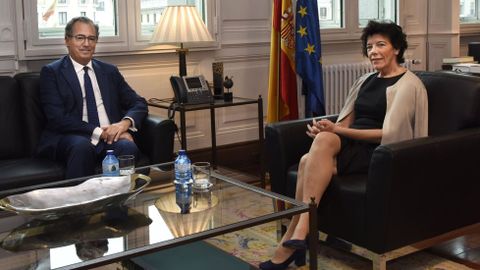 El consejero de Educación de Madrid, Enrique Ossorio, en una entrevista con la ministra de Educación en funciones, Isabel Celaá